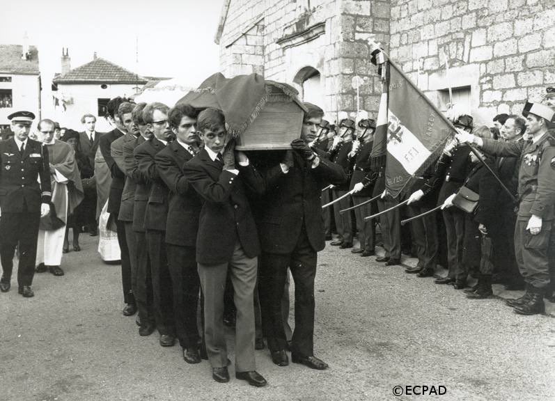 Il y a 54 ans, le Général de Gaulle nous quittait. 

« Quand bien même ce nouvel exil sera de loin plus définitif que celui de 1940 qui le conduisit en Angleterre, nul ne pourra plus nous priver de lui. Pas la moindre trace de politique ne souillera ses semelles. Plus que jamais,