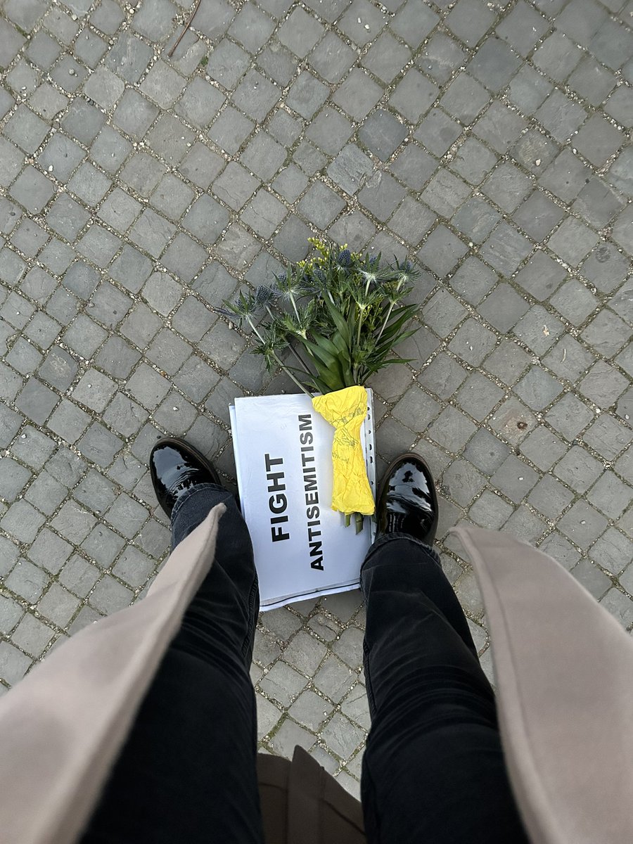 PreislerKa's tweet photo. Es ist bitter, wenn man Zeuge einer Täter-Opfer-Umkehr wird. #Nov9th #October7thMassacre #AmsterdamPogrom & mein Plakat provoziert angeblich. 🖤Die weinende Jüdin und ihr Mann sind gegangen, weil die Veranstalter sie nicht dabeihaben wollten. Solche Menschen sind das. #b0911 https://t.co/RUwTXyOPGC