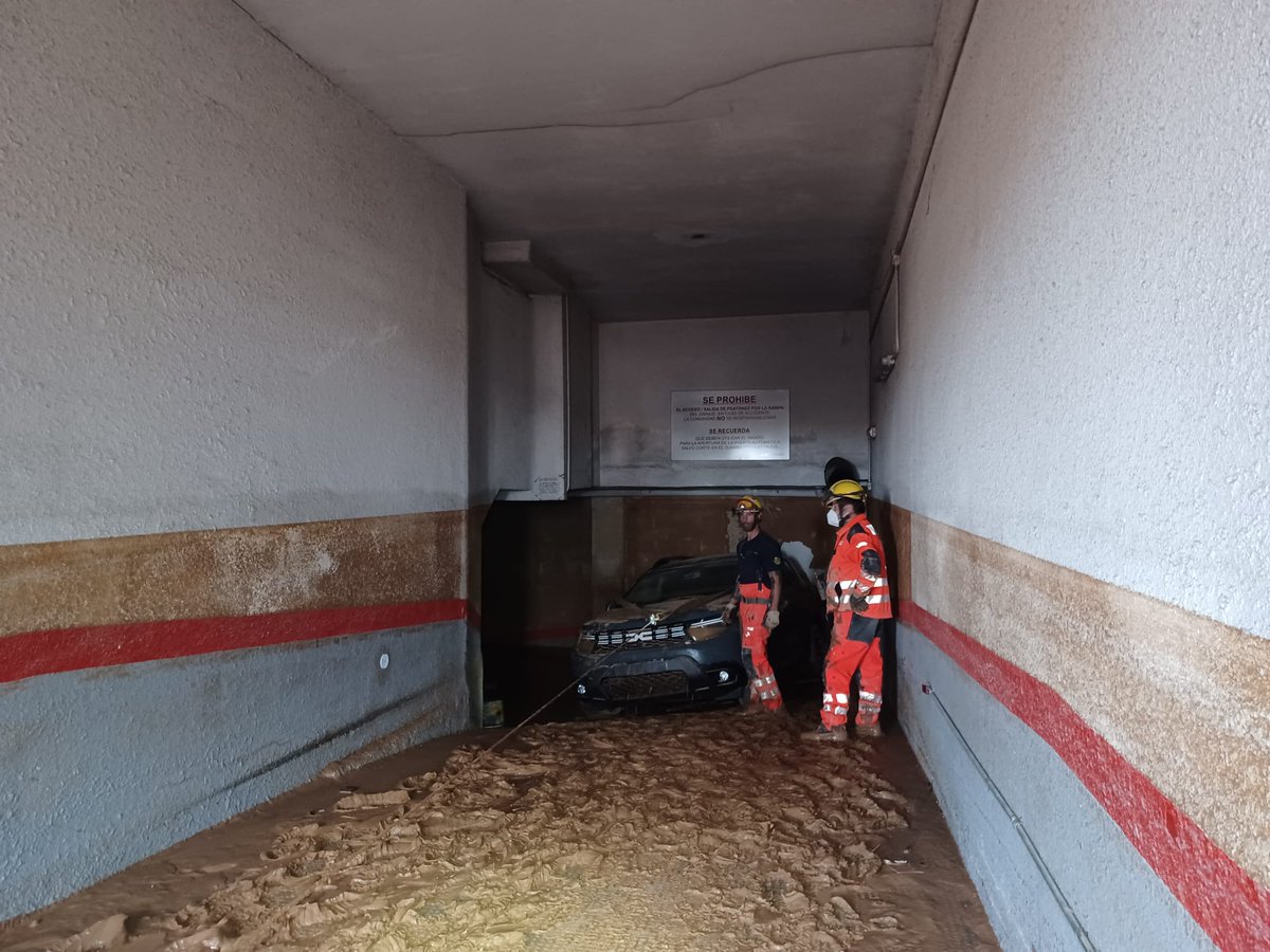 GVAbforestals's tweet photo. 👨‍🚒Las unidades de bomberos y bomberas forestales estamos realizando la extracción de vehículos, mediante eslinga y cabestrante de las autobombas, de garajes inundados.

🚒Nos facilita la colocación electrobombas y realizar achique de agua.

#LosDeAmarillo https://t.co/HRcyNC2DiX