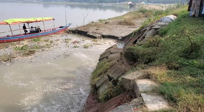 শিবচরে বেপরোয়া বালু উত্তোলনের কারণে ভেঙ্গেছে বেড়িবাঁধ, হুমকিতে হাজার পরিবার