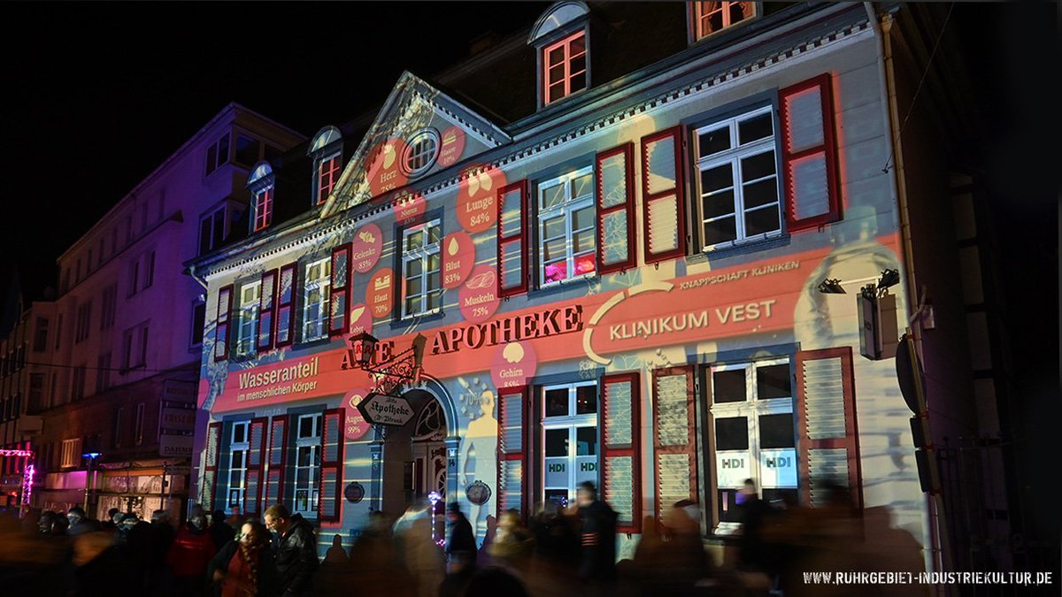 Medizin gegen Nachrichten-Frust und Novembergrau: Diese Apotheke in Recklinghausen verschreibt leuchtende Farben und gute Laune. 💊🌈💡 #RecklinghausenLeuchtet #BuntStattTrüb