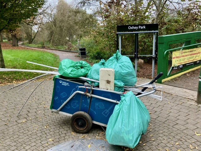 Many thanks to our volunteers for helping to tidy the park this morning. 👏 And thanks to <a href="/tasty_bean/">Tasty Bean Cafe</a> Cafe for the ☕️👍 
#litter pick