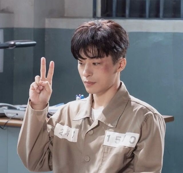_00cream's tweet photo. 브이 할 때마다 자꾸 딴 곳 보는 구교환이나 보자......... https://t.co/N6FiwYdE3p