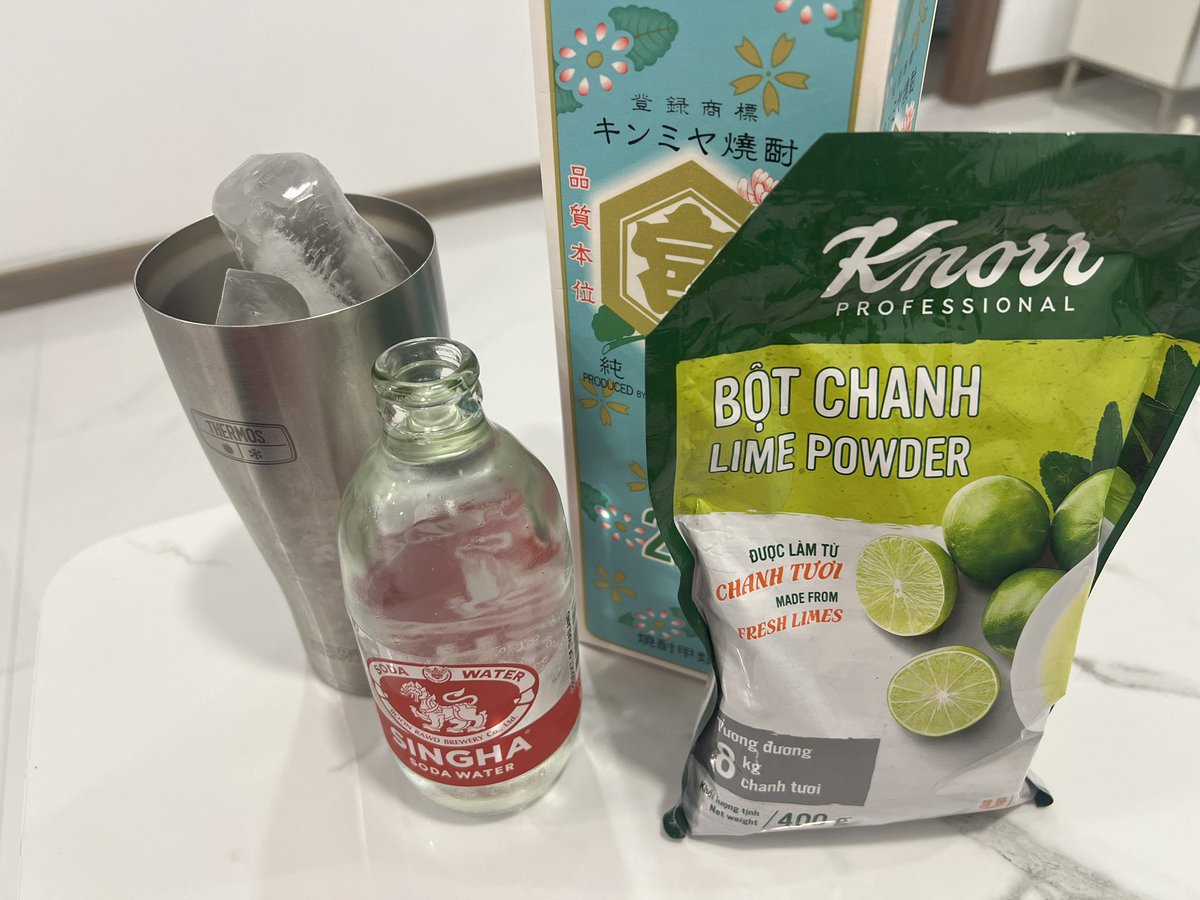今一度、全ての尿酸値に悩むベトナム駐在員のお父さんたちに全力で勧めたい！家飲みの正解はこちら💁糖質ほぼゼロ、甘くないレモンサワーが簡単に作れます🍋‍🟩メガマーケットで買えるライムパウダーとキンミヤ、シンハーソーダの強炭酸が爽やか！！！飲み過ぎ、血圧には気をつけて❤️