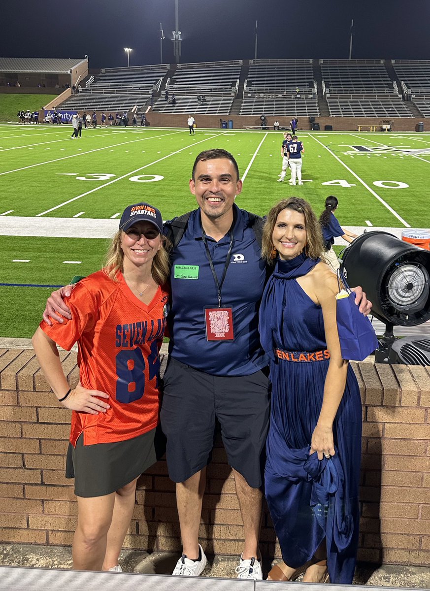 Chatten4's tweet image. We finally got to put a face to the voice! 🎙️Thank you @Coach_Kovo for your awesome commentary for our @7LHSFootball games this season! You added to our excitement and we enjoyed every minute! 🏈 # 3, # 27 &amp;amp; # 84 signing off! 💙🧡