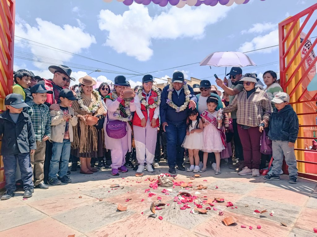 #deÚltimo | Distrito 3 de #ElAlto, vecinos de Villa Adela estrenan la remozada plaza Sebastián Obermaier, el espacio de recreación cuenta con bancas con techo, mesas de ajedrez, juegos para niños, gimnasio al aire libre y otros.
