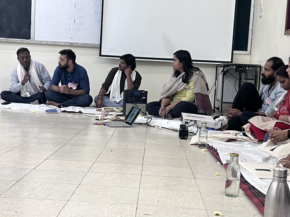 isd2047's tweet photo. Today, Ramu Bhagwat Ji shared insights with the #DemocracyExpress 2024 cohort on Maharashtra’s politics—covering Vidarbha, caste dynamics, media, coalition politics, and farmer issues. An inspiring start as we approach the state elections! https://t.co/vYvbgccY46