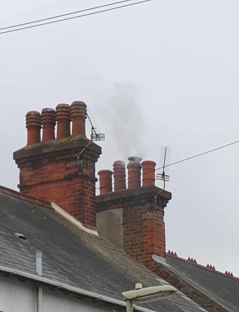 katie_jr's tweet photo. If you have a woodburner and you've never looked outside to see how much smoke you are pumping out into the air, please do it now and then get rid of the burner. The air round here is thick with smoke and I dread to think what it's doing to the health of people out walking. https://t.co/lJqXIUe6ZE