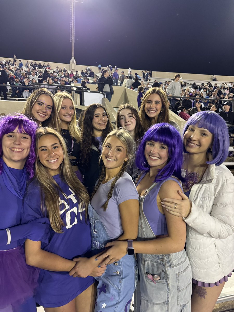 PHSvbFNO's tweet image. #PVB reppin at the Battle of the Bonfire…great game, great crowd, great atmosphere!! 🏈