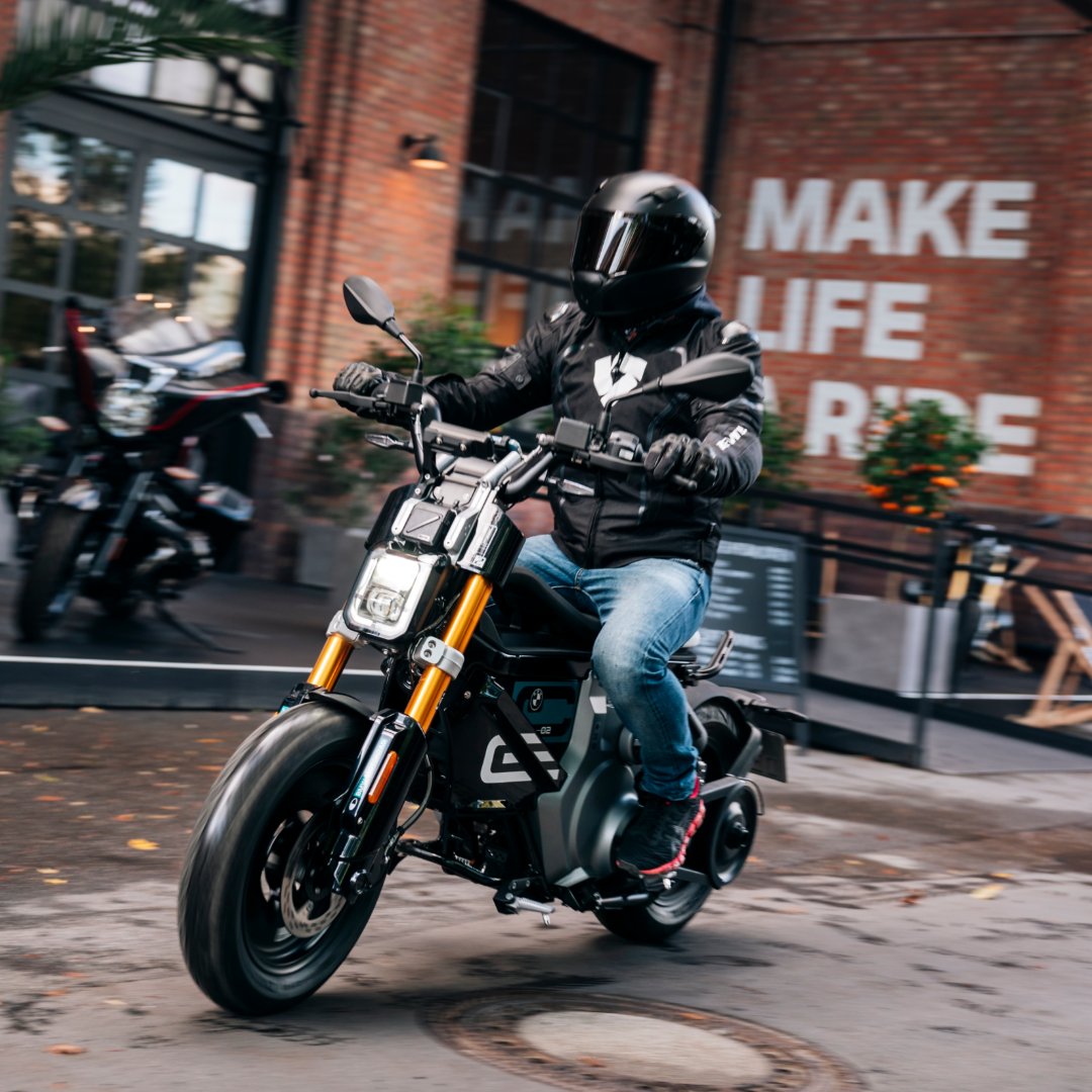 BMWMotorrad's tweet image. Weekend vibes at the BMW Motorrad Welt. 
Enjoy upcoming films in a motorcycle-exclusive cinema! 😎

👉 welt.bmw-motorrad.com/en/experience/…

#MakeLifeARide #BMWCE02 #PluggedToLife #BMWMotorrad