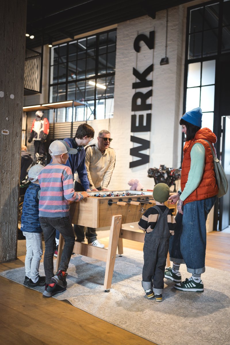 BMWMotorrad's tweet image. Weekend vibes at the BMW Motorrad Welt. 
Enjoy upcoming films in a motorcycle-exclusive cinema! 😎

👉 welt.bmw-motorrad.com/en/experience/…

#MakeLifeARide #BMWCE02 #PluggedToLife #BMWMotorrad