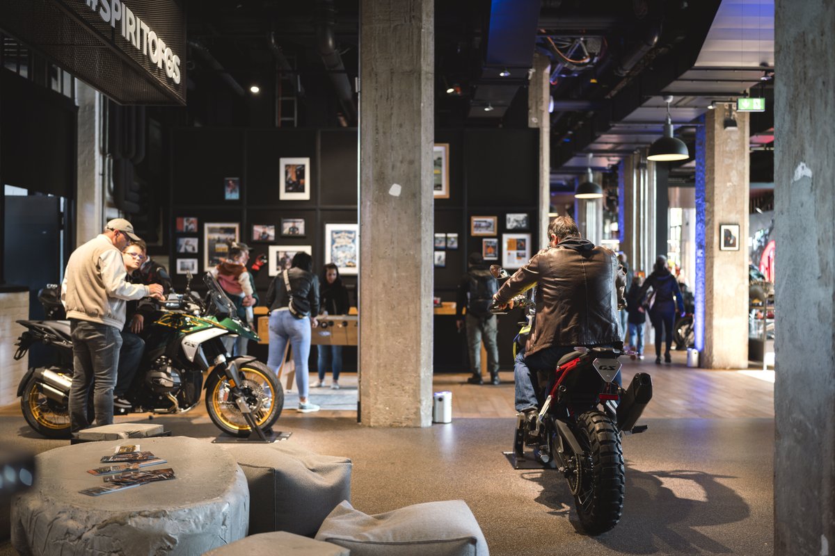 BMWMotorrad's tweet image. Weekend vibes at the BMW Motorrad Welt. 
Enjoy upcoming films in a motorcycle-exclusive cinema! 😎

👉 welt.bmw-motorrad.com/en/experience/…

#MakeLifeARide #BMWCE02 #PluggedToLife #BMWMotorrad