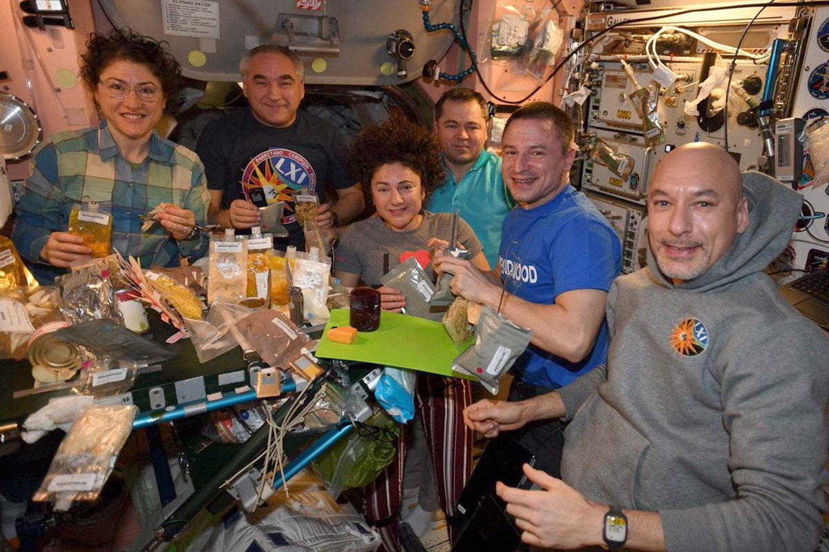 IntrepidMuseum's tweet photo. Ever wondered what astronauts eat in space? Meet Vickie Kloeris, a food scientist and November 17's #AstroLive guest!
With 34 years at @NASA, Kloeris created meals that were tasty, nutritious, long-lasting and easy to prepare - all to meet the dietary and psychological needs of astronauts on the space station. Who’s hungry?
🚀🍕: https://t.co/dZqkwhOOOB