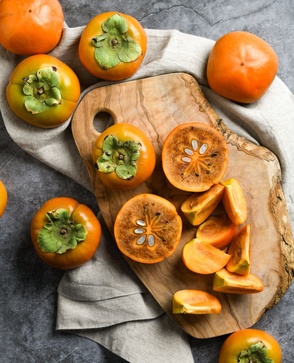 MelissasProduce's tweet photo. Can you name this persimmon type? 🤔
#persimmons #melissasproduce #fallproduce https://t.co/AWqAOCgkrq