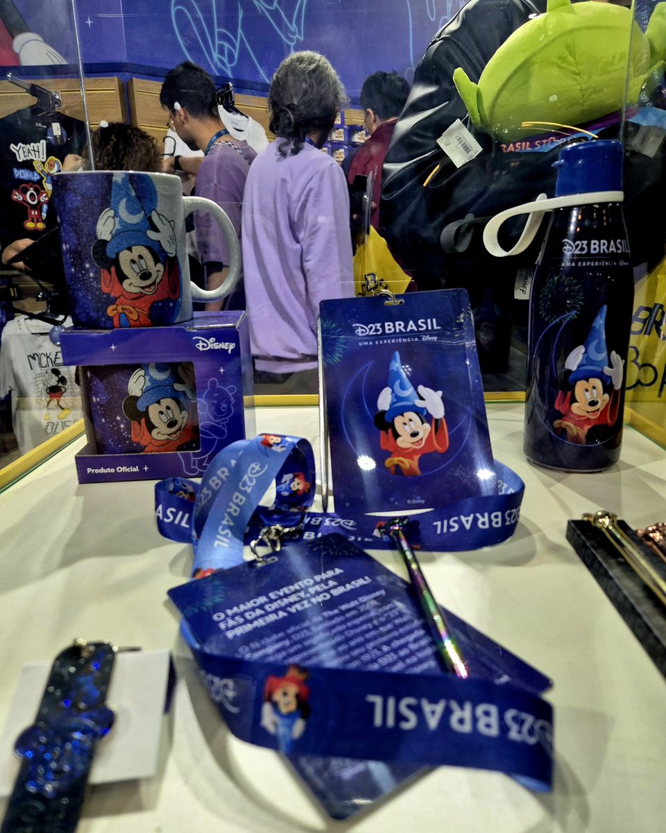 RadioDisneyMX's tweet photo. La #D23Brasil tiene productos para todos los gustos 🤩
¡Esto es sólo un poco de lo que podemos encontrar en el stand de merch! 🥳
¿Qué sería lo primero que comprarías tú? 💕
#FansDisney #Disney #Marvel https://t.co/e009SPg7OJ