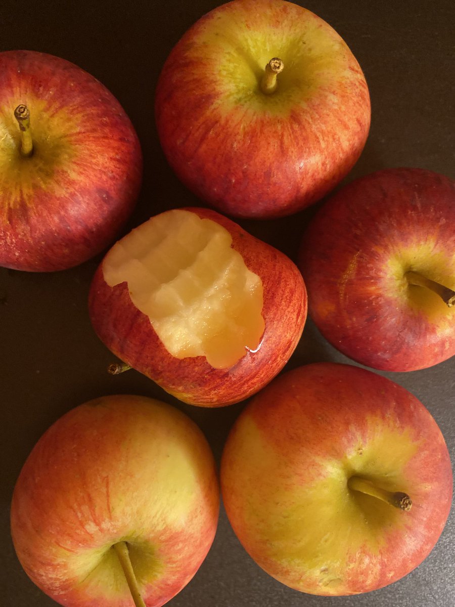 Sarkanais Auksis saldāks, tirdziņā Jānis no z/s Ragāres pamāca, ļaujot ielasīt no kastes ābolus! Mājās iekosts salds!