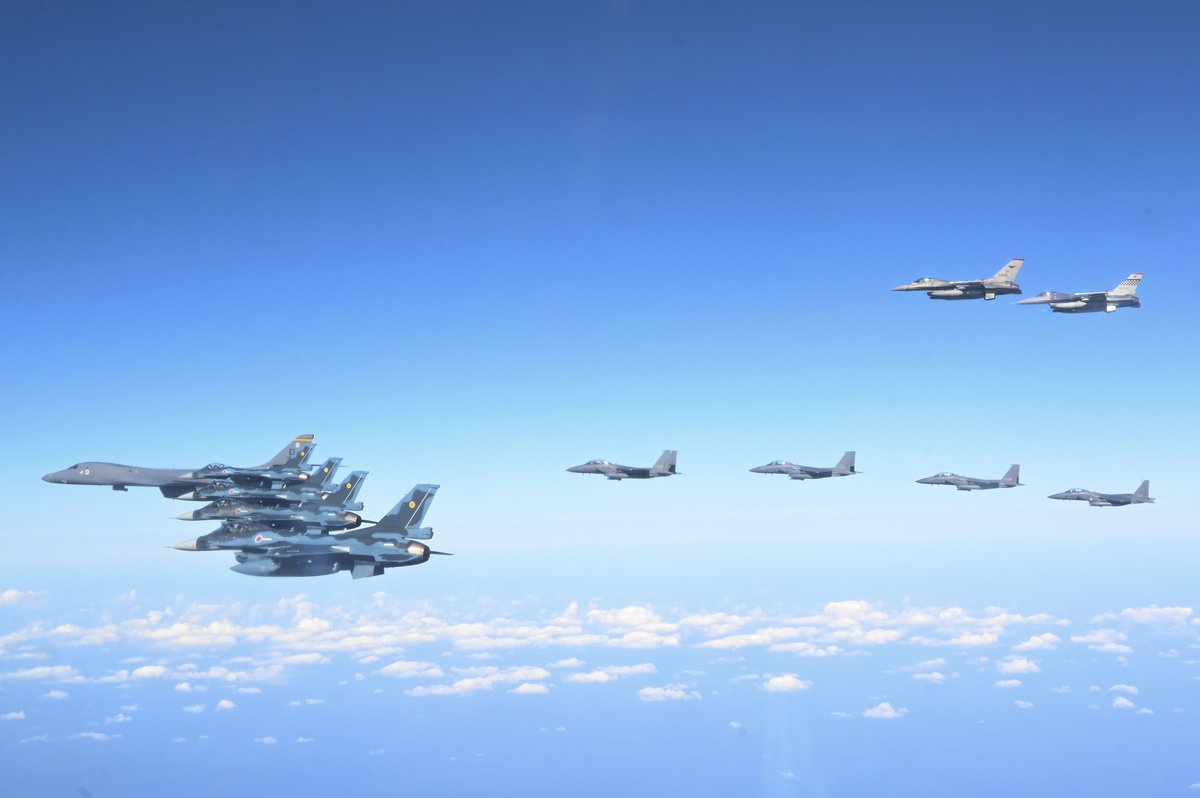 🇺🇸 + 🇯🇵 + 🇰🇷

Aircraft from the U.S., Japan, &amp; the Republic of Korea conducted a trilateral escort flight of a USAF B-1B Lancer operating in the Indo-Pacific region, continuing strong trilateral cooperation &amp; enabling immediate response to regional security challenges.

<a href="/PACAF/">PACAF</a> |