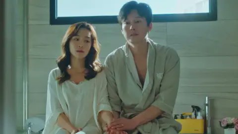 floraanka's tweet image. Veee bir dizi daha biter...

2018 yapımı 12 bölümlük #Mistress ilginç işlenişiyle gizemi, gerilimiyle baştan sona temposu düşmeyen heyecanlı, merak uyandırıcı güzel bir diziydi. 

#HanGaIn 
#ShinHyunBin 
#LeeHeeJoon 
#ParkByungEun