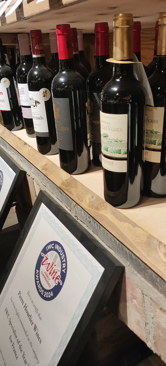 🍇French Merlot is the smooth, velvety grape that brings rich flavours of plum, black cherry, and a hint of earthiness. Originally from Bordeaux, Merlot is loved worldwide for its versatility, on its own or in blends!🍷#FrenchMerlot #hourlierwines