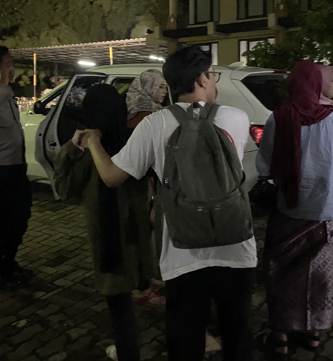 narkotba's tweet image. kakakku nikah berujung ke polsek, ditipu catering😀 makanan cuma dikeluarin 3 dan semuanya basi. menu lainnya? DIBAWA KABUR AJGGG😁 

lu bayangin, tamu nungguin makanan, pas dicek ke dapur, mereka kegep cabut sambil bawa bawa ikan gurame😁🤣