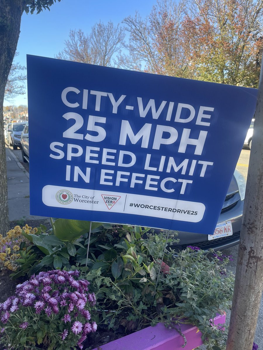Scored my yard signs from the 311 Service Center on Main Street. #worcesterdrive25
#visionzero
