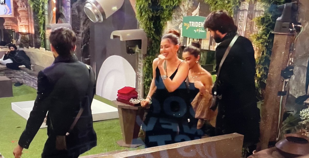 beingrachit_'s tweet photo. they were dancing singing saying “babyyyy Avinash babyyyy” then imitating Arfeen sara.. then calling contestants scumbag etc etc etc

bhai it churned my stomach seeing this OBNOXIOUS display of shamelessness 🤮🤮

#BB18 #BiggBoss18 https://t.co/iBuM3dwsUu