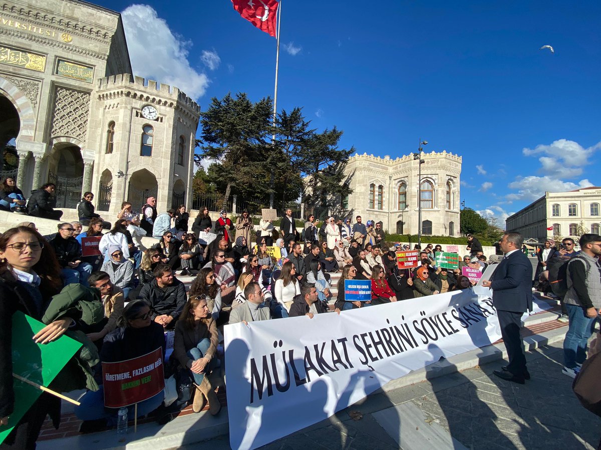 Beyazıt Meydanı’nda öğretmen adayı arkadaşlarımızın haklı protestosuna destek verdik. 

Komisyonlar arasındaki bölgesel puan farklılıkları açık bir adaletsizliğe sebep oluyor. 

Gençlerin sesine kulak verin, bu haksızlığa müsade etmeyin.

#BeyazıttaMülakataHayır