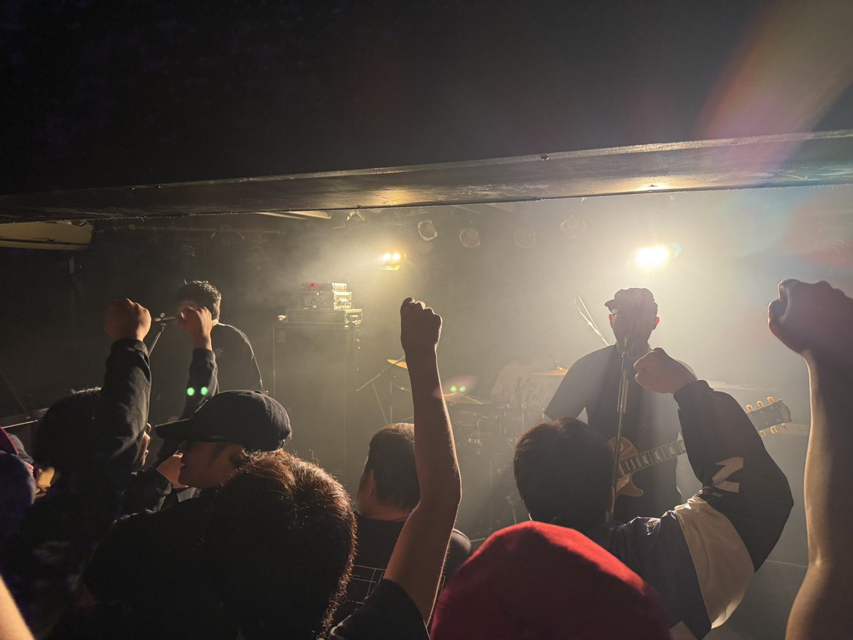 ut_dvus's tweet photo. 岡山 CRAZY MAMA 2nd Room
Let Me Fall  pre.「GLORY vol.14」
~"Our belief" release party~
Let Me Fall 呼んでくれてありがとうございました！
全バンドかっこよすぎて耳を休ませる暇がなかった！
活動再開するまで俺達もレベルアップして待ってます！
Let Me Fallと対バンした全員にありがとう🙏 https://t.co/25x9YxDxHR