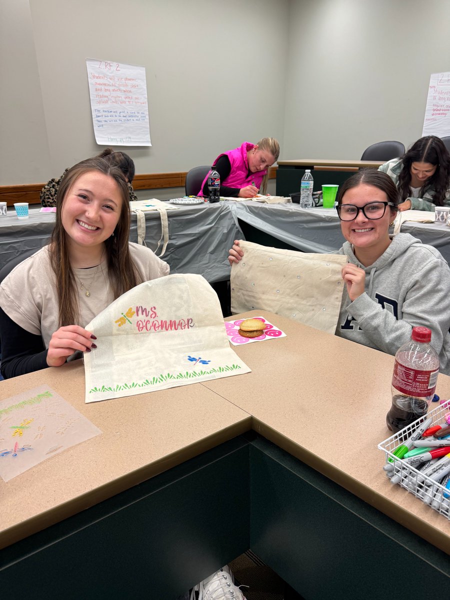 pnwsoec's tweet photo. Aspiring Educators meeting featuring tote bag making!!
#aspiringeducators #pnw #teachertotebag https://t.co/VPtee2tvLo