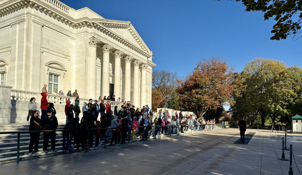 Bus 6 at <a href="/ArlingtonNatl/">Arlington National Cemetery</a> #NoviDC24