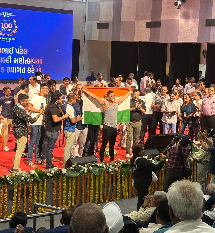 KasanaVeepanshu's tweet photo. Meet Rohtash Chaudhary, India's Push-Up Man!
700 one-leg push-ups in 44 min with 27kg weight, breaking Pakistan's record!
2nd Guinness World Record of him! 👑 #rohtashchaudhary #PushUpMan
#GuinnessWorldRecord #IndiaProud https://t.co/JWtk56IzEL