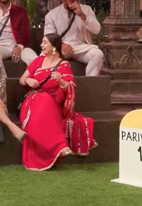 SatyavadiLadki's tweet photo. #KashishKapoor  Nash Jaise : market mein tere jaise wannabe copies kaafi ghoom rahe hain 😂😂😂😂

En sabme best reaction was #ChahatPandey 😂😂🤣🤣

#BB18 #BiggBoss18 https://t.co/R0KGz34bKS