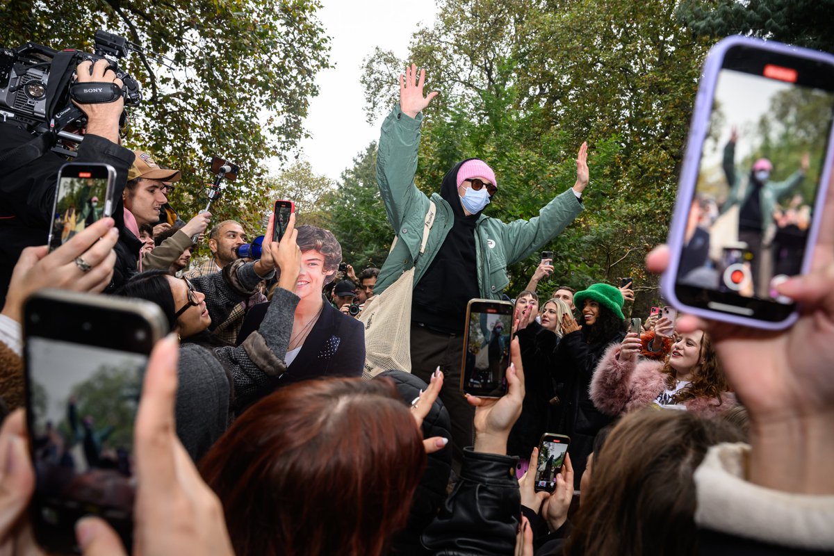 As the Harry Styles lookalike contest geared up, someone donning a mask, pink beanie and sweatshirt snuck through the crowd, leading onlookers to believe that it was Styles himself — alas, it was another copycat dressed as the singer hiding from paparazzi. variety.com/2024/music/glo…