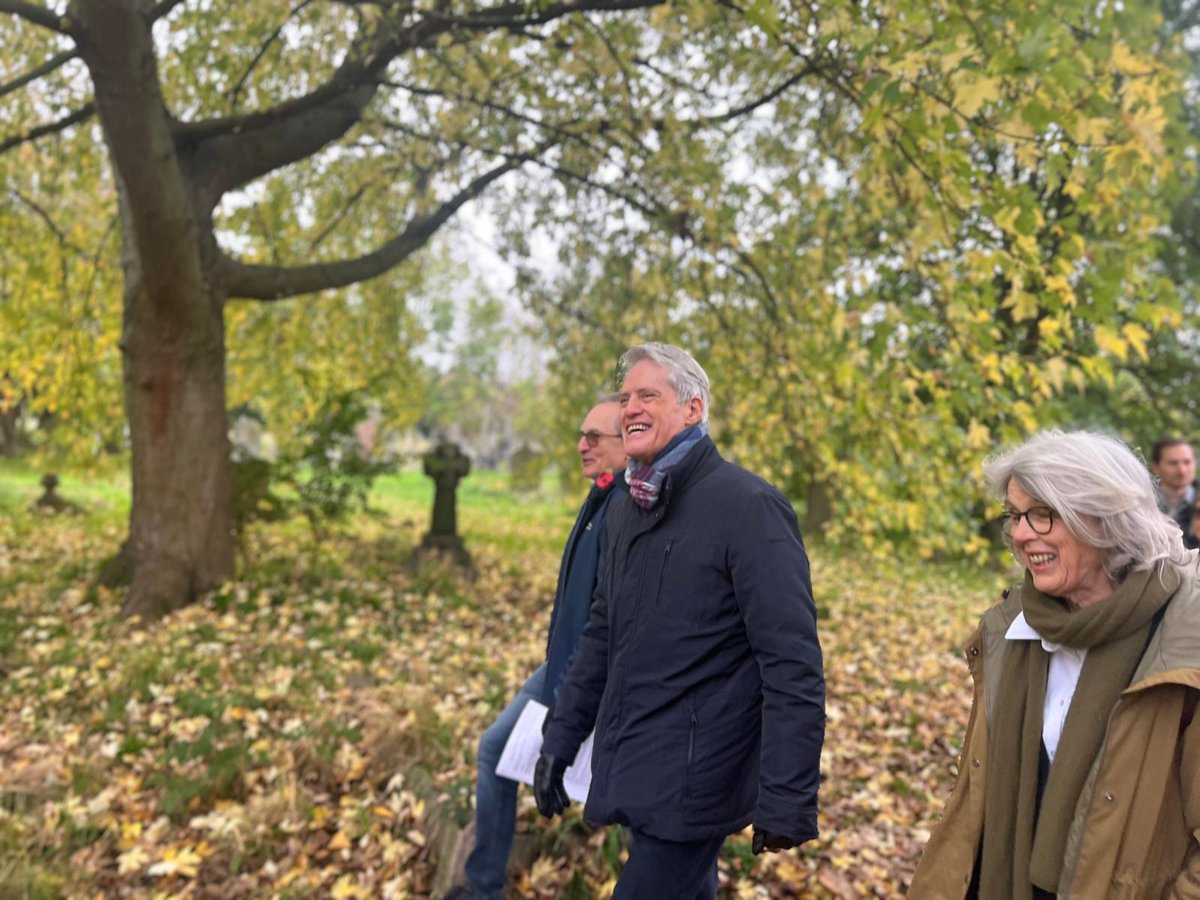 ChelFulhamBen's tweet photo. Thank you, @MargravineCem, for visit to your beautifully maintained urban oasis of flora, birds &amp; wildlife. Good to see grave of Jamaican pre-Raphaelite muse Fanny Eaton, &amp; - poignant at this time of year - memorial to women killed in local munitions factory explosion at end WW1. https://t.co/rQJhRlquFo