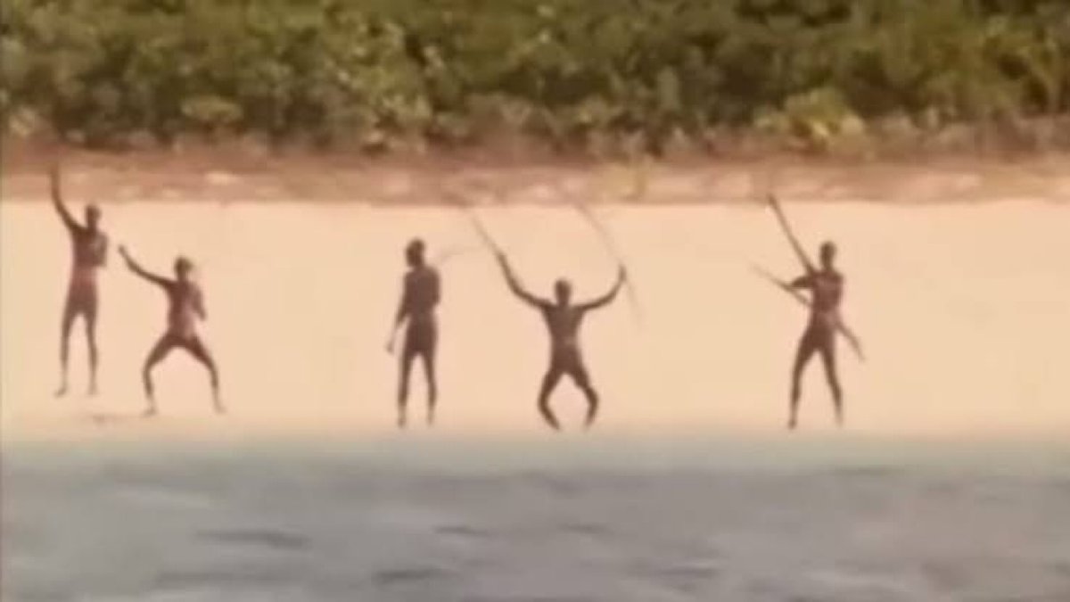 ثريد :

هذا الشخص حاول استكشاف اكثر قبيلة منعزلة عن العالم وعند وصول الجزيرة تم قتله من افراد القبيلة

فضل التغريدة