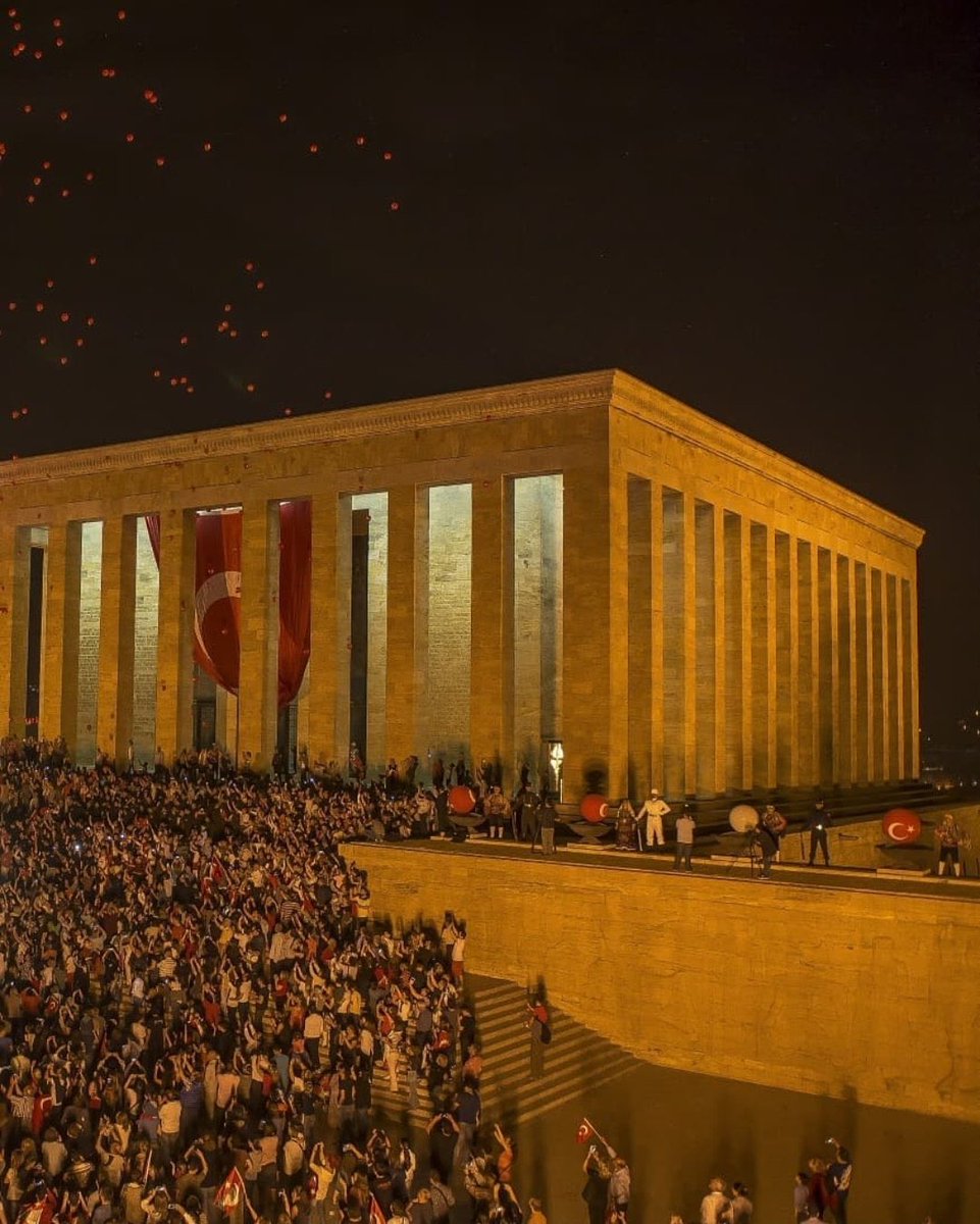 Yarın saat 9'u 5 geçtiğinde sirenler acı acı çalarken gözleri dolan evlatların olduğu sürece sen hep yaşayacaksın Başbuğum.
#10Kasım #ATAM #Atatürk 🇹🇷