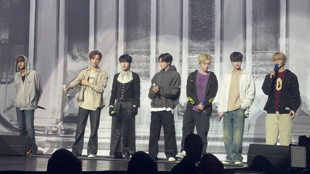 มึงอันนี้ของจริงละ
“มาดามแต่งตัวไม่นัดพวกผมเลยนะครับ“
5252525252525252525252โอมายก้อด