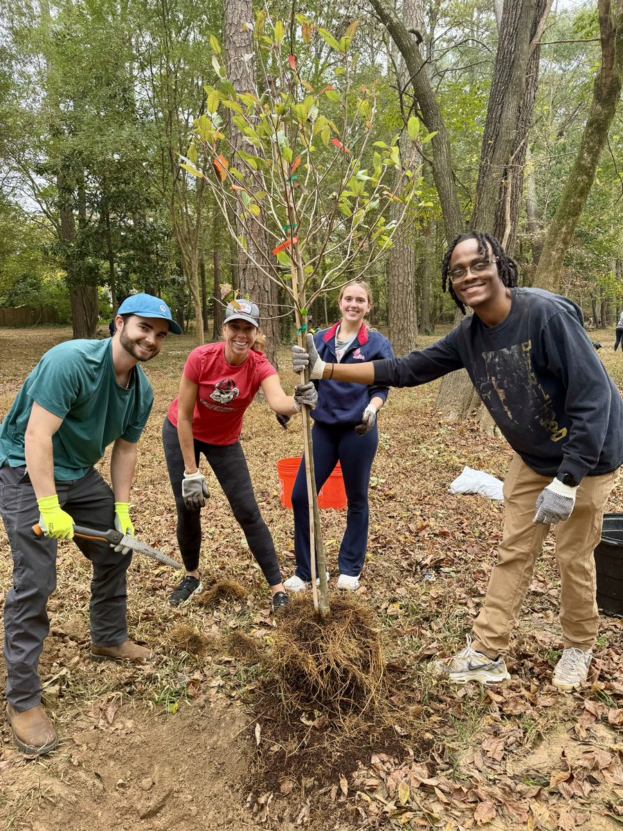 juliesaxon's tweet photo. Mother daughter service project for #treesatlanta https://t.co/bAcUzBUl1w