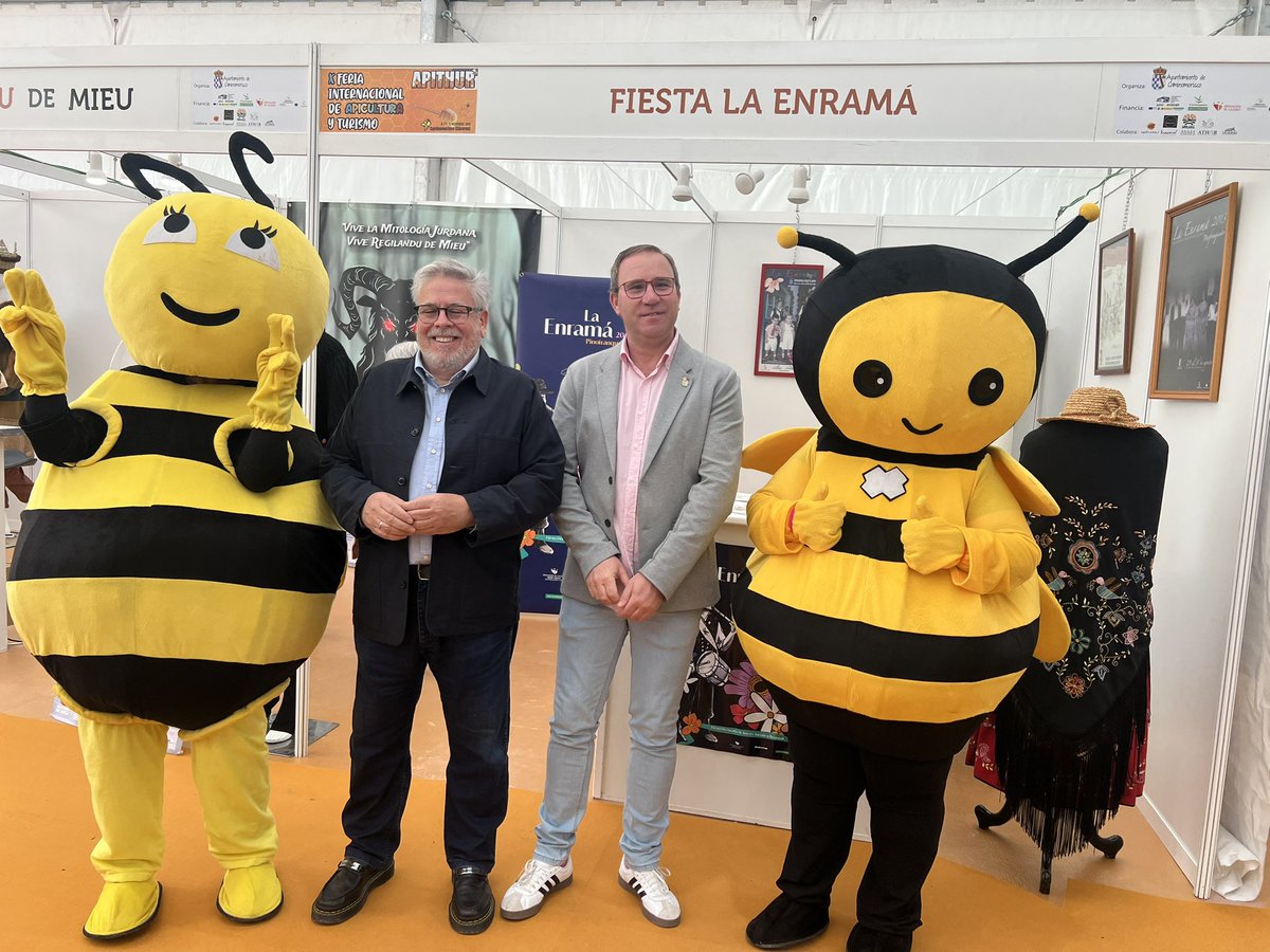 NachoSAmor's tweet photo. 🌹Encantado de visitar @FHurdes en #Caminomorisco con compañeros de @PSOEC.
🐝El sector apícola #extremeño siempre ha sido una referencia a nivel nacional.
🍯Me alegra haber coincidido en #APITHUR con @MGuardiolaM , Noe, Gervasio, J Luis y Fani y con @inmramsal de la SER https://t.co/ZUyDBlcEGl