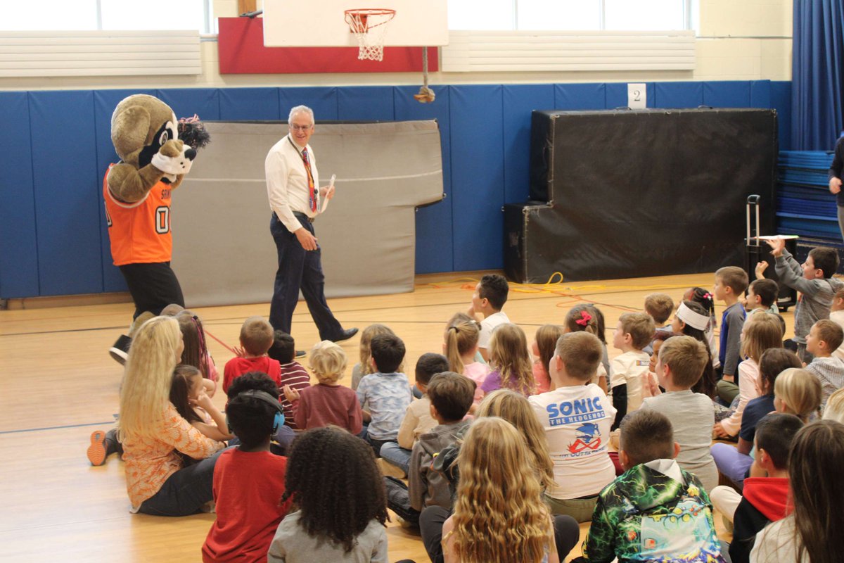 CCCSDtweets's tweet photo. FRS students were joined by a special guest during their STAR Assembly yesterday. Cee Cee made an appearance to congratulate students on their hard work in being respectful, responsible and ready. Way to go! https://t.co/aRQ9trwvd0