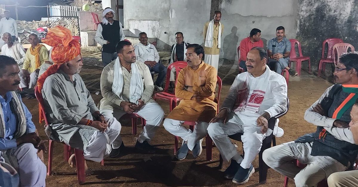 Mahendrakhatora's tweet photo. बैराड़ पहुंचकर,बीजेपी के वरिष्ठ नेता श्री विजय यादव जी के पिताजी के निधन पर, म.प्र. शासन के पूर्व राज्य मंत्री श्री सुरेश धाकड़ रांठखेड़ा जी के साथ उनके खर्च रसोई में सम्मिलित हुआ। इस अवसर पर, स्व. श्री विजय यादव जी के पिताजी के चित्र पर पुष्प अर्पित कर श्रद्धांजलि अर्पित की https://t.co/L0OFDXItmV