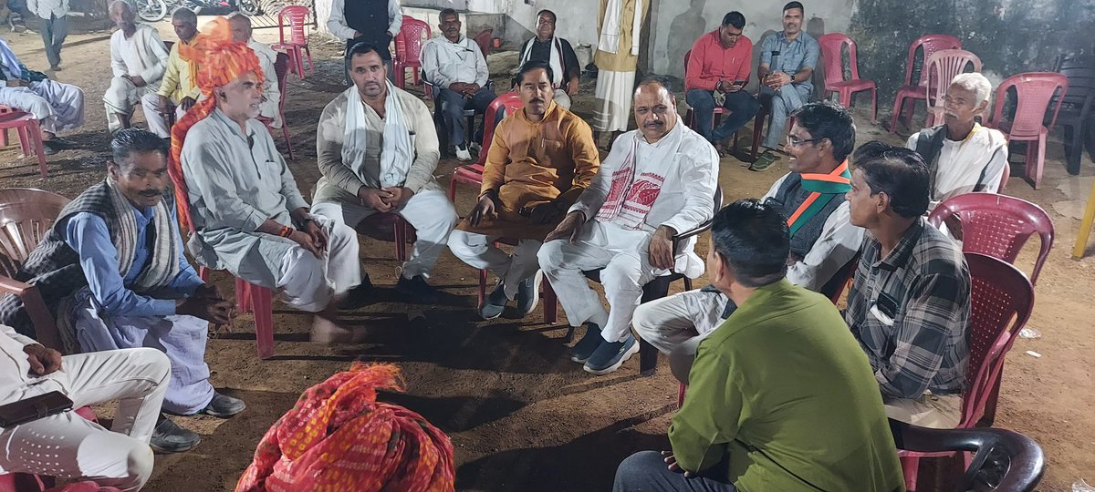 Mahendrakhatora's tweet photo. बैराड़ पहुंचकर,बीजेपी के वरिष्ठ नेता श्री विजय यादव जी के पिताजी के निधन पर, म.प्र. शासन के पूर्व राज्य मंत्री श्री सुरेश धाकड़ रांठखेड़ा जी के साथ उनके खर्च रसोई में सम्मिलित हुआ। इस अवसर पर, स्व. श्री विजय यादव जी के पिताजी के चित्र पर पुष्प अर्पित कर श्रद्धांजलि अर्पित की https://t.co/L0OFDXItmV