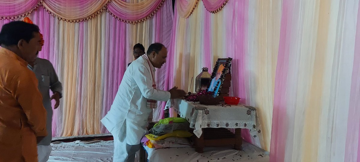 Mahendrakhatora's tweet photo. बैराड़ पहुंचकर,बीजेपी के वरिष्ठ नेता श्री विजय यादव जी के पिताजी के निधन पर, म.प्र. शासन के पूर्व राज्य मंत्री श्री सुरेश धाकड़ रांठखेड़ा जी के साथ उनके खर्च रसोई में सम्मिलित हुआ। इस अवसर पर, स्व. श्री विजय यादव जी के पिताजी के चित्र पर पुष्प अर्पित कर श्रद्धांजलि अर्पित की https://t.co/L0OFDXItmV