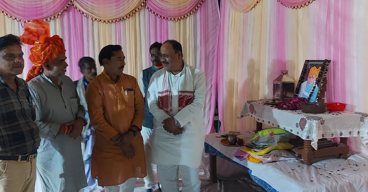 बैराड़ पहुंचकर,बीजेपी के वरिष्ठ नेता श्री विजय यादव जी के पिताजी के निधन पर, म.प्र. शासन के पूर्व राज्य मंत्री श्री सुरेश धाकड़ रांठखेड़ा जी के साथ उनके खर्च रसोई में सम्मिलित हुआ। इस अवसर पर, स्व. श्री विजय यादव जी के पिताजी के चित्र पर पुष्प अर्पित कर श्रद्धांजलि अर्पित की