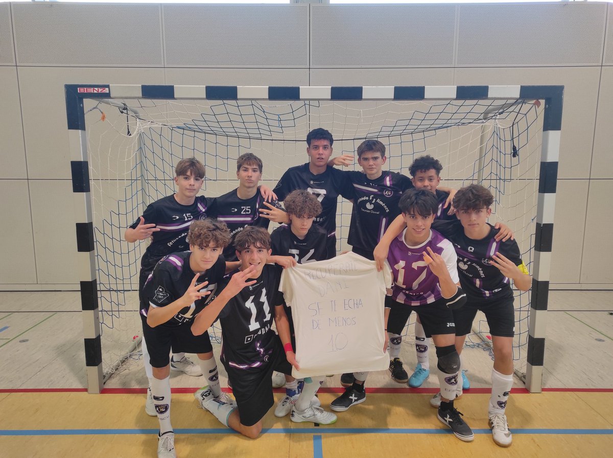 Colegio Alemán 0-8 CADETE
Goles:
⚽⚽⚽Nicolás
⚽⚽⚽Quique
⚽Raul
⚽ Diego 
Buen partido de los cadetes, que fueron muy superiores a los locales. +3 para seguir líderes💪💪
Le dedicamos la victoria a Daniel Bravo 
Recupérate máquina!!
123 Colmenar💪💪
🖤💛💜❤️