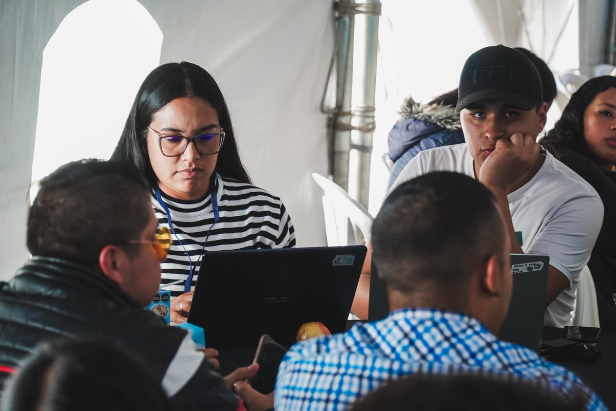 Ciberpazcolombi's tweet photo. @Ministerio_TIC @MauricioLizcano 7️⃣📡🌐Componente #HackathonCiberPaz: Capacidad de convocatoria y generación de tráfico en redes.
Proponen metodologías y estrategias de convocatoria virtual y presencial para el Encuentro Cultural de la fase III
¡Así los equipos exploran ideas creativas y factibles! https://t.co/DVLUyMse89