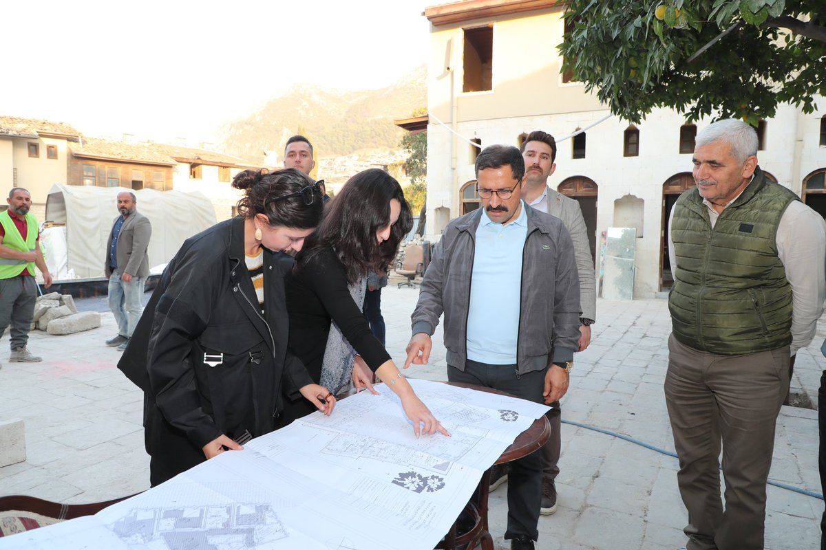 MustafaMasatli's tweet photo. Bölgeye ara sıra siyaset yapmak ve deprem turisti olarak gelen bir zat, bugün şahsıma yönelik yalan ve yanlış ifadelerde bulunmuştur.
6 Şubat 2023’te yaşadığımız “Asırların Felaketi”nden bu yana, gece gündüz demeden sahada aktif çalışan bir idareci olarak, Gazi Mustafa Kemal Atatürk’ün “Şahsi Meselemdir” diyerek bizlere emanet ettiği kadim şehrimiz Hatay’ımıza, büyük bir onur ve kararlılıkla hizmet etmekteyim.
Aziz Milletimiz, kimin hangi koşullarda kaçamak işler yaptığını ve sorumluluklarından kaçtığını çok iyi bilmektedir. Depremin ilk günlerinden itibaren bu güzel şehrin her karış toprağına emeğini katan biri olarak, yalan ve iftiralarla, halkımızı galeyana getirip provoke ederek siyasi çıkar elde etmeye çalışanların, bu şehre hiçbir katkısı olmadığını ve bundan sonra da olmayacağını hatırlatmak isterim.
📌 Hatay Valisi olarak 9 Kasım 2024 Cumartesi günü, şehrimizin yeniden ihya, inşa ve imarı kapsamında; 

✅ Tarihi Meclis Binamızın ve Adalı Konağımızın,
✅ Tarihi Hükümet Konağımızın,
✅ Hatay Edebiyat Müze Kütüphanemizin,
✅ Tıbbi Aromatik Bitkiler Müzemizin,

restorasyon çalışmalarını bizzat yerinde inceledim. Daha sonra Valilik Binamızda, Hatay Master Planı çerçevesinde Türk Tasarım Vakfı iş birliğinde gerçekleştirilen Sosyal Yaşam Merkezi Değerlendirme Toplantısı’na başkanlık ettiğimi açık bir şekilde ifade etmek isterim.

📌Bu arada depremin ilk günlerinde Hatay’da Koordinatör Valiliğim sırasında 112 Deprem Koordinasyon Merkezine bir deprem turisti olarak gelen bu zat ile görüşen, Vali de bendim.
📌Milletimizin bizden beklentisi nettir ve bu doğrultuda sorumluluklarını yerine getirmeyenlerin aksine, bizler görevimizin başındayız. 
Hatay’ımızı yeniden ayağa kaldırma mücadelemizden ve kararlılığımızdan asla taviz  vermeyeceğiz.
Herkes kendi işine baksın!🇹🇷