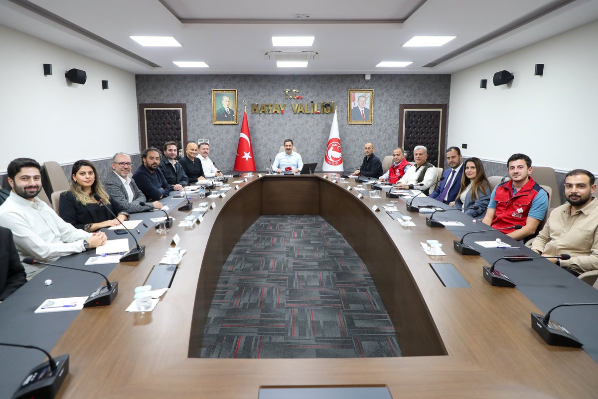 Bölgeye ara sıra siyaset yapmak ve deprem turisti olarak gelen bir zat, bugün şahsıma yönelik yalan ve yanlış ifadelerde bulunmuştur.
6 Şubat 2023’te yaşadığımız “Asırların Felaketi”nden bu yana, gece gündüz demeden sahada aktif çalışan bir idareci olarak, Gazi Mustafa Kemal