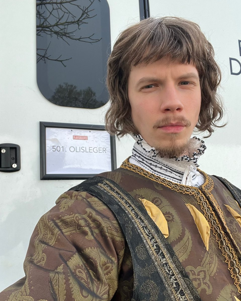 wolf hall: the mirror and the light premieres on Sunday, 10th November, on <a href="/BBCOne/">BBC One</a> and <a href="/BBCiPlayer/">BBC iPlayer</a> at 9pm

beyond excited to be part of this extraordinary show!

directed by Peter Kosminsky

#WolfHall #TheMirrorAndTheLight