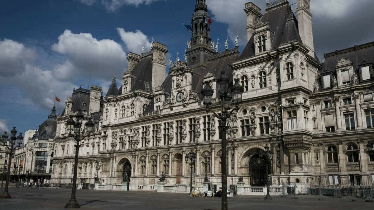info_Paris_IDF's tweet photo. 🔴 FLASH - #Paris : Le ministère de la Fonction #publique révèle des chiffres édifiants.
👉 En moyenne, les agents de la mairie étaient #absents 40 jours en 2023. Des absences qui coûtent environ 250 millions d'euros par an à la municipalité. (CNEWS) #Absentéisme https://t.co/IpYrFbvTdO